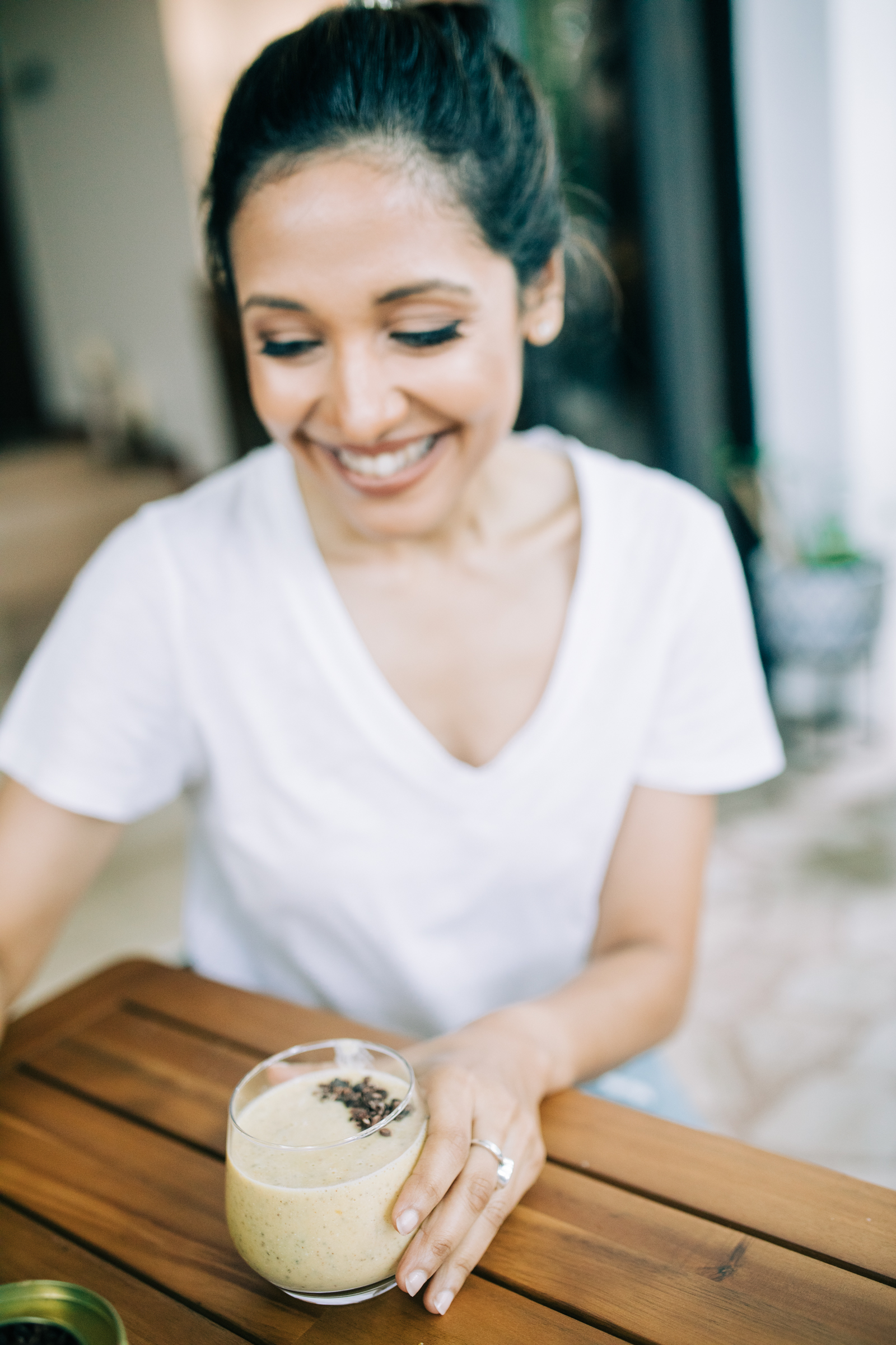 Swati Singh nutritionist Singapore preparing healthy smoothie